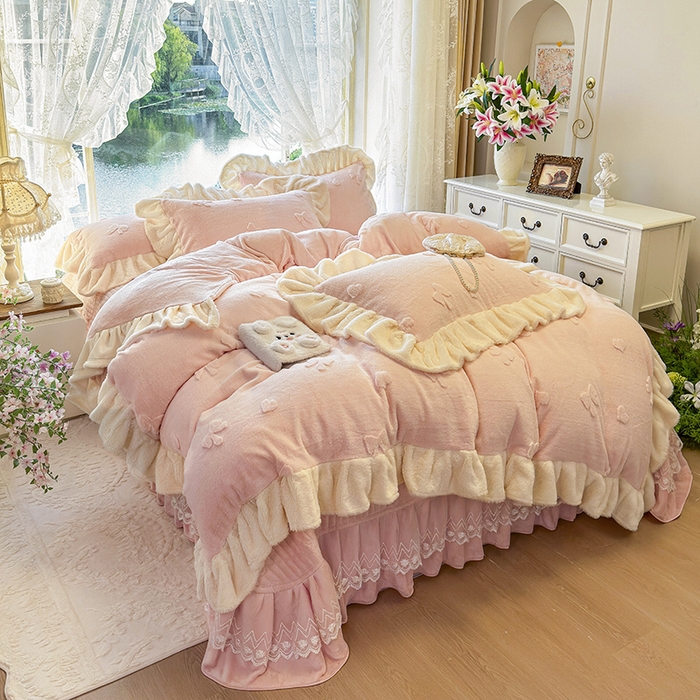 91家纺网 家纺一手货源 找家纺 宜凡家纺 2025新款兔绒提花牛奶绒夹棉床盖四件套 蝶舞 玉色