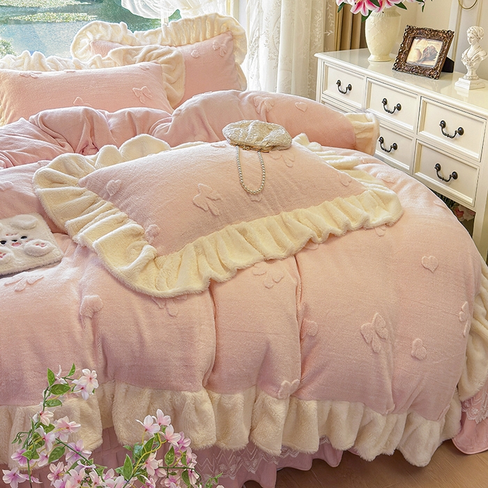 91家纺网 家纺一手货源 找家纺 宜凡家纺 2025新款兔绒提花牛奶绒夹棉床盖四件套 蝶舞 玉色