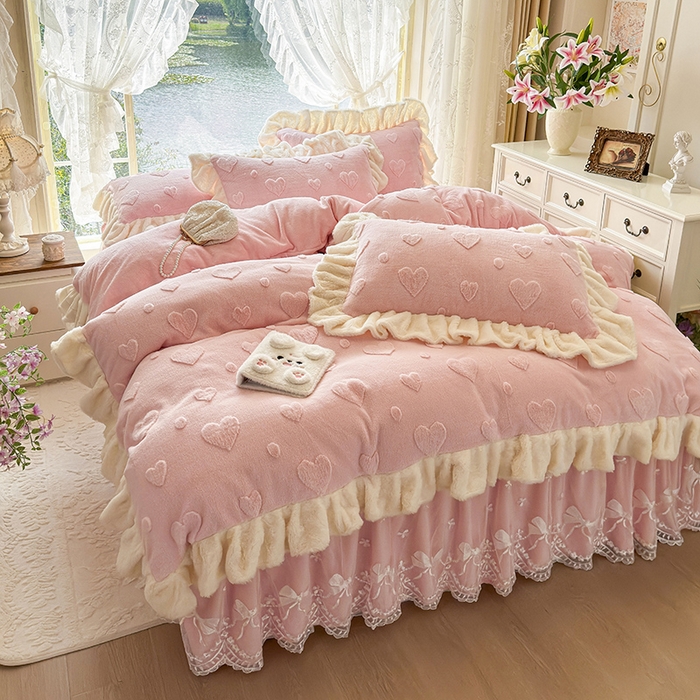 91家纺网 家纺一手货源 找家纺 宜凡家纺 2025新款兔绒提花牛奶绒夹棉床裙四件套 爱心 少女粉