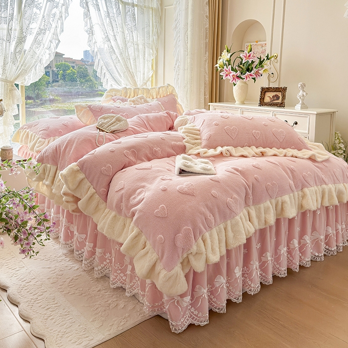 91家纺网 家纺一手货源 找家纺 宜凡家纺 2025新款兔绒提花牛奶绒夹棉床裙四件套 爱心 少女粉