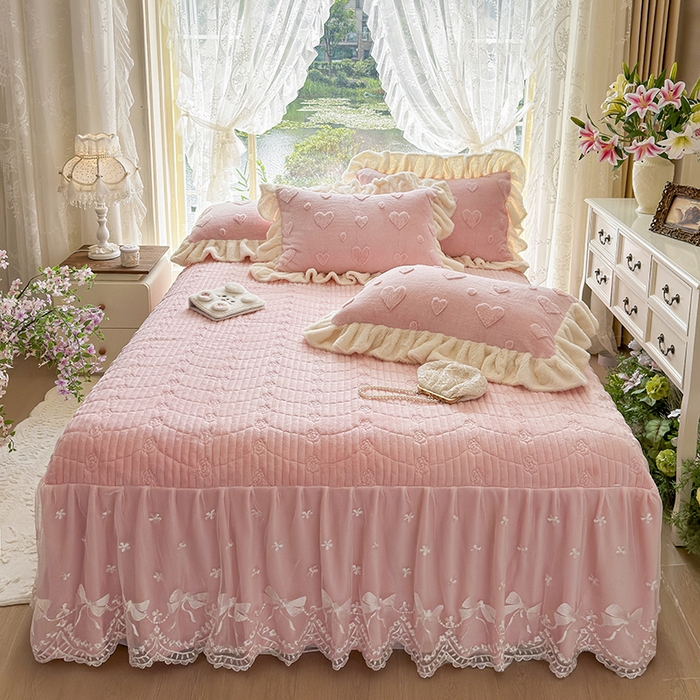 91家纺网 家纺一手货源 找家纺 宜凡家纺 2025新款兔绒提花牛奶绒夹棉床裙四件套 爱心 少女粉