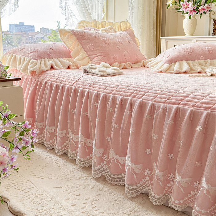 91家纺网 家纺一手货源 找家纺 宜凡家纺 2025新款兔绒提花牛奶绒夹棉床裙四件套 爱心 少女粉