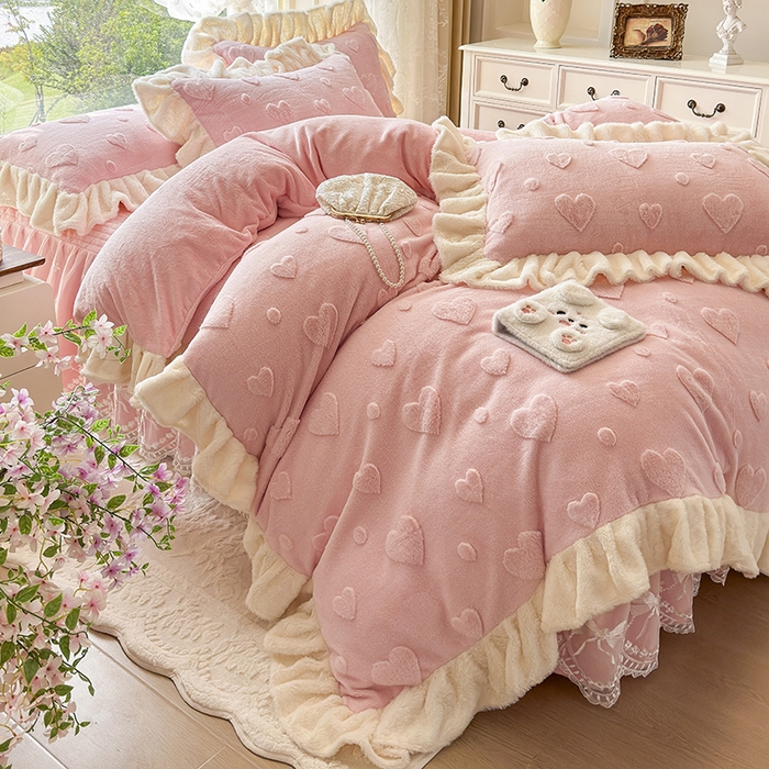 91家纺网 家纺一手货源 找家纺 宜凡家纺 2025新款兔绒提花牛奶绒夹棉床裙四件套 爱心 少女粉