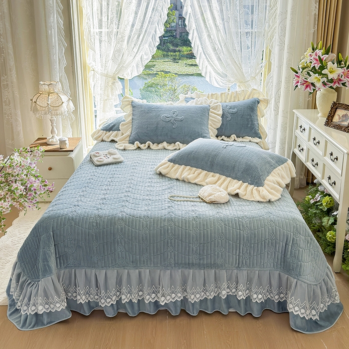 91家纺网 家纺一手货源 找家纺 宜凡家纺 2025新款兔绒提花牛奶绒夹棉床盖四件套 简爱 苍青