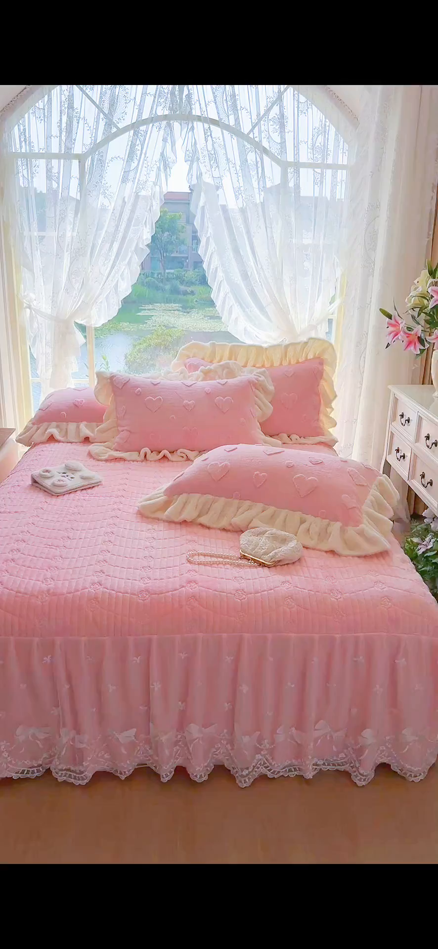 91家纺网 家纺一手货源 找家纺 宜凡家纺 2025新款兔绒提花牛奶绒夹棉床裙四件套 爱心 少女粉