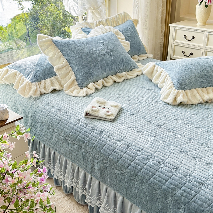 91家纺网 家纺一手货源 找家纺 宜凡家纺 2025新款兔绒提花牛奶绒夹棉床盖四件套 简爱 苍青