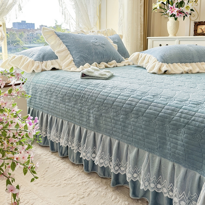 91家纺网 家纺一手货源 找家纺 宜凡家纺 2025新款兔绒提花牛奶绒夹棉床盖四件套 简爱 苍青