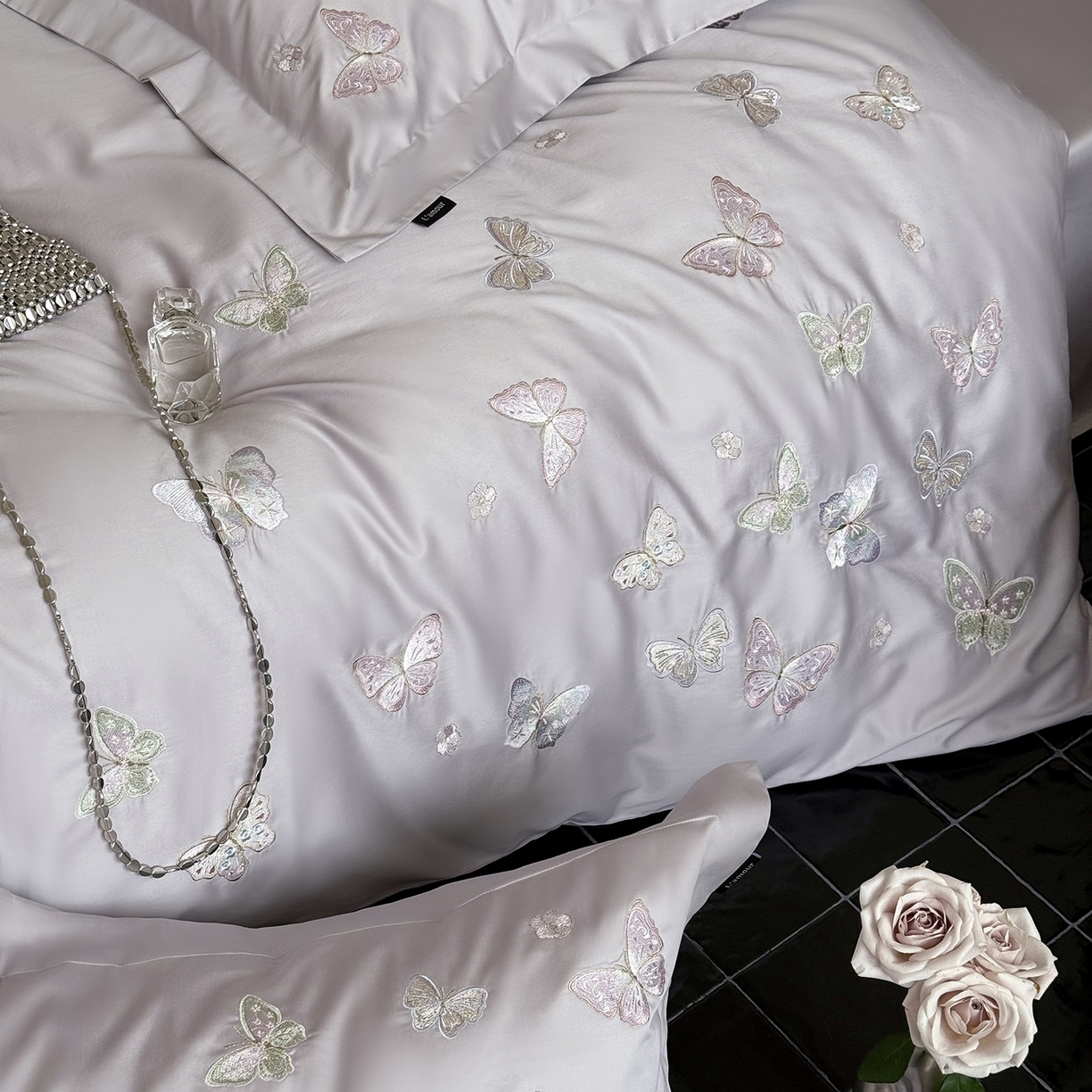 91家纺网 家纺一手货源 找家纺 （总）鹿班家居 2025新款秋冬款100S全棉磨毛精密刺绣系列四件套-温柔浅梦（标准会员-20元）