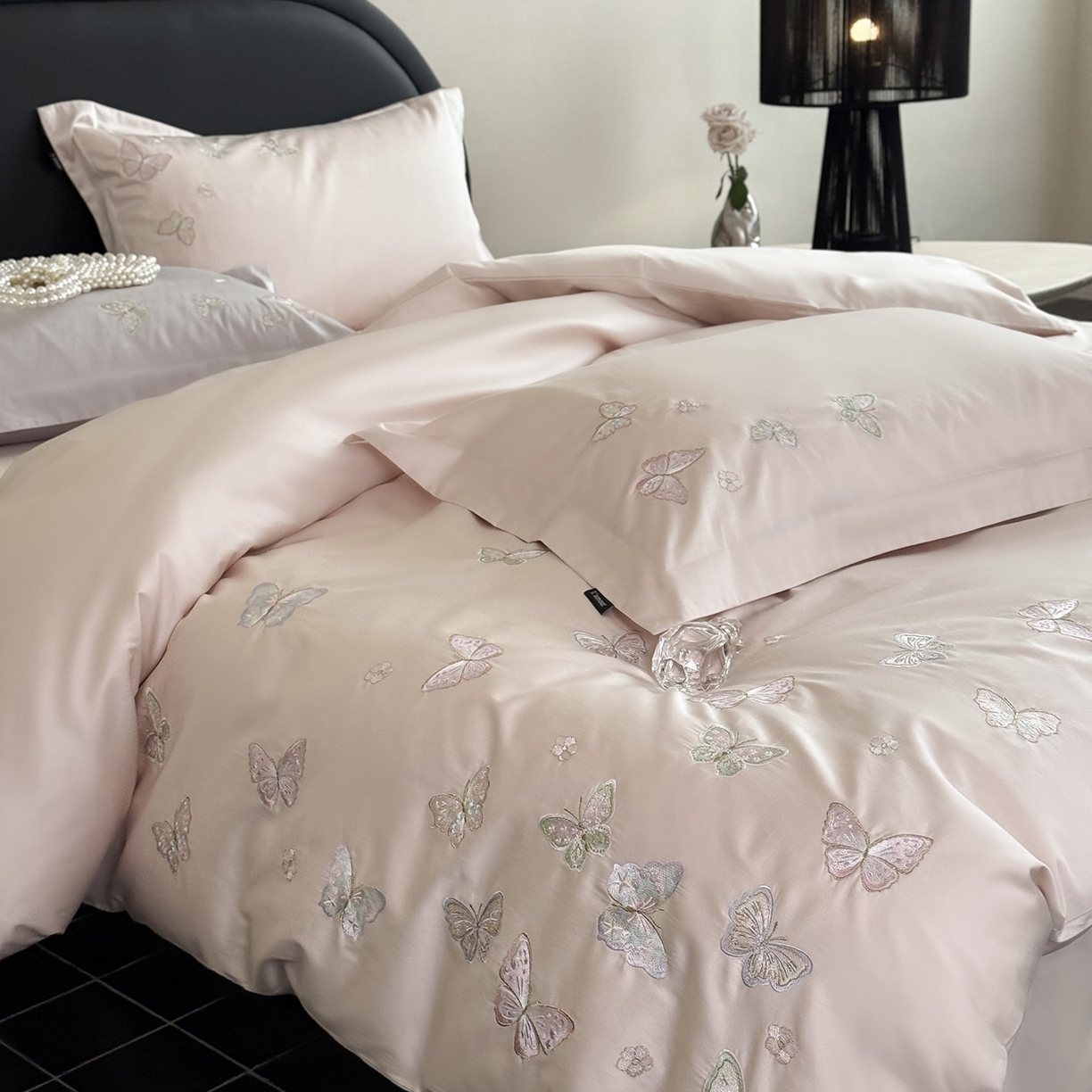 91家纺网 家纺一手货源 找家纺 鹿班家居 2025新款秋冬款100S全棉磨毛精密刺绣系列四件套-温柔浅梦（标准会员-20元） 温柔浅梦-粉色