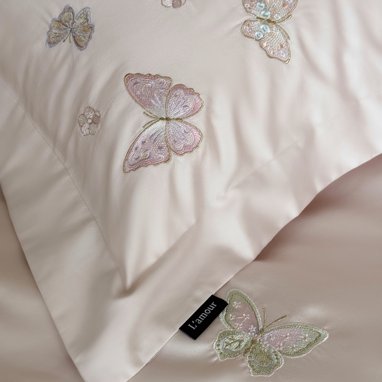 91家纺网 家纺一手货源 找家纺 鹿班家居 2025新款秋冬款100S全棉磨毛精密刺绣系列四件套-温柔浅梦（标准会员-20元） 温柔浅梦-粉色