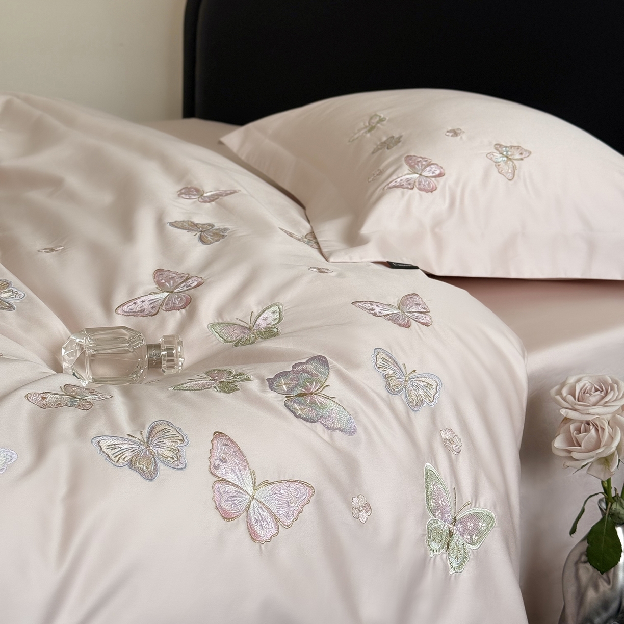 91家纺网 家纺一手货源 找家纺 鹿班家居 2025新款秋冬款100S全棉磨毛精密刺绣系列四件套-温柔浅梦（标准会员-20元） 温柔浅梦-粉色