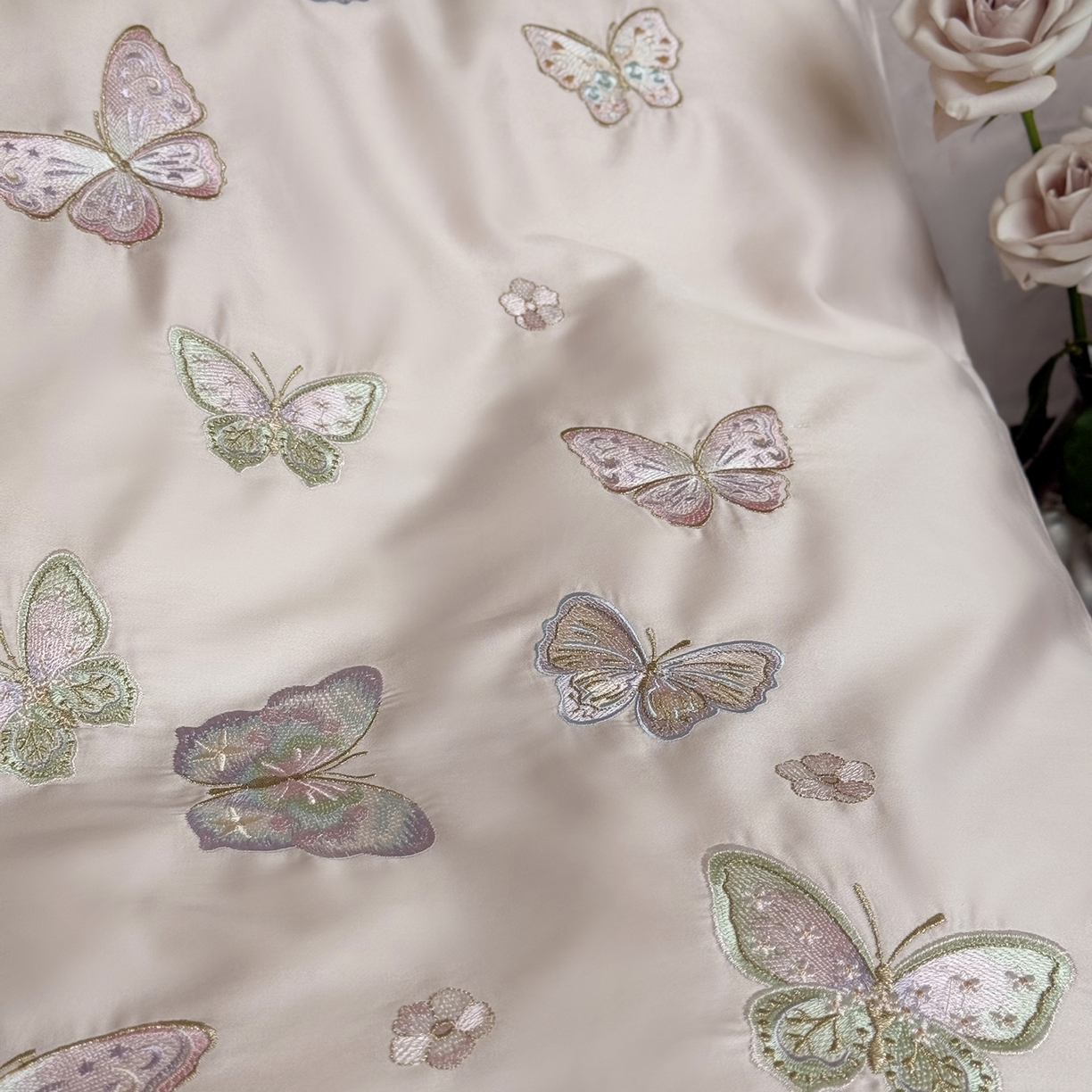 91家纺网 家纺一手货源 找家纺 鹿班家居 2025新款秋冬款100S全棉磨毛精密刺绣系列四件套-温柔浅梦（标准会员-20元） 温柔浅梦-粉色