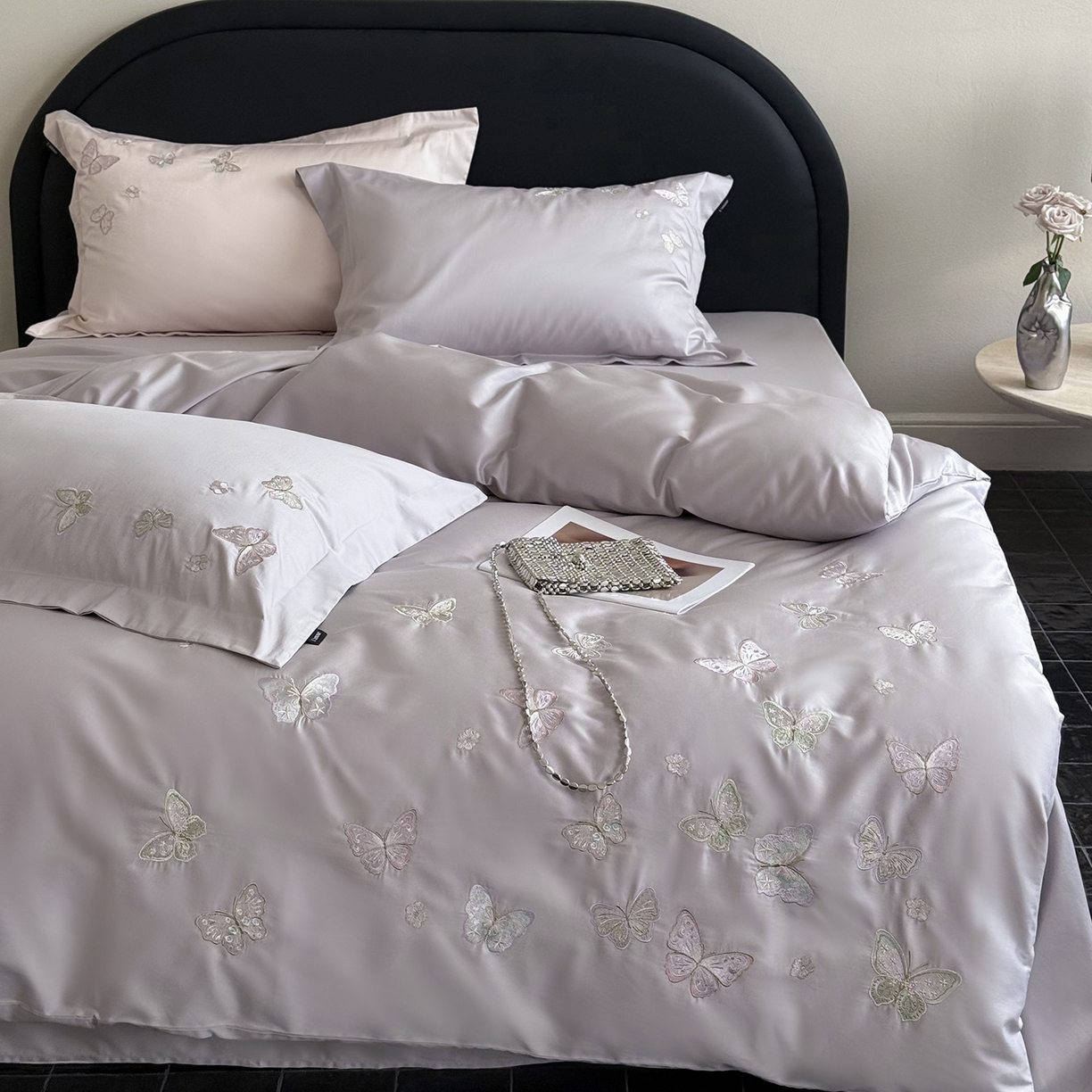 91家纺网 家纺一手货源 找家纺 鹿班家居 2025新款秋冬款100S全棉磨毛精密刺绣系列四件套-温柔浅梦（标准会员-20元） 温柔浅梦-紫色