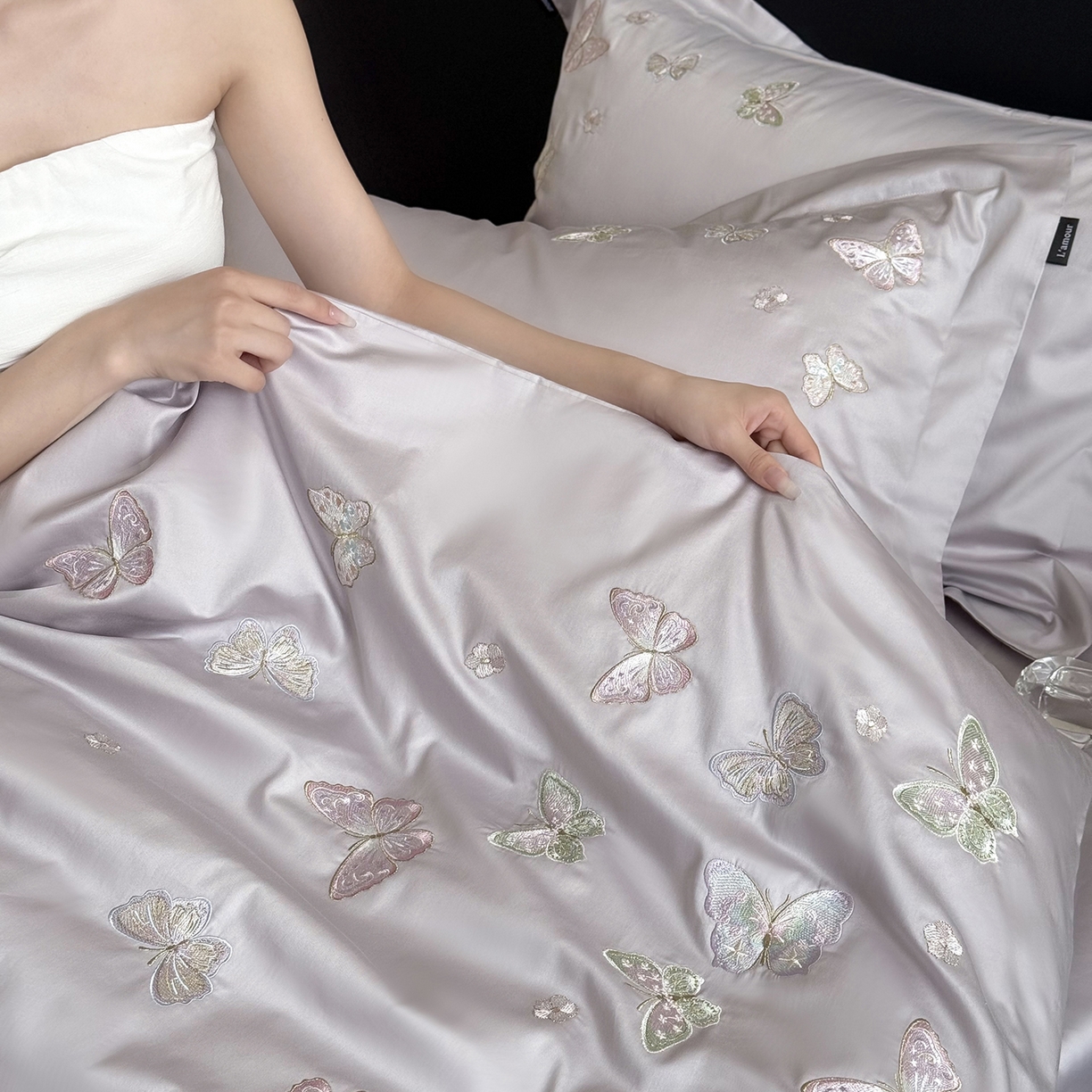 91家纺网 家纺一手货源 找家纺 鹿班家居 2025新款秋冬款100S全棉磨毛精密刺绣系列四件套-温柔浅梦（标准会员-20元） 温柔浅梦-紫色