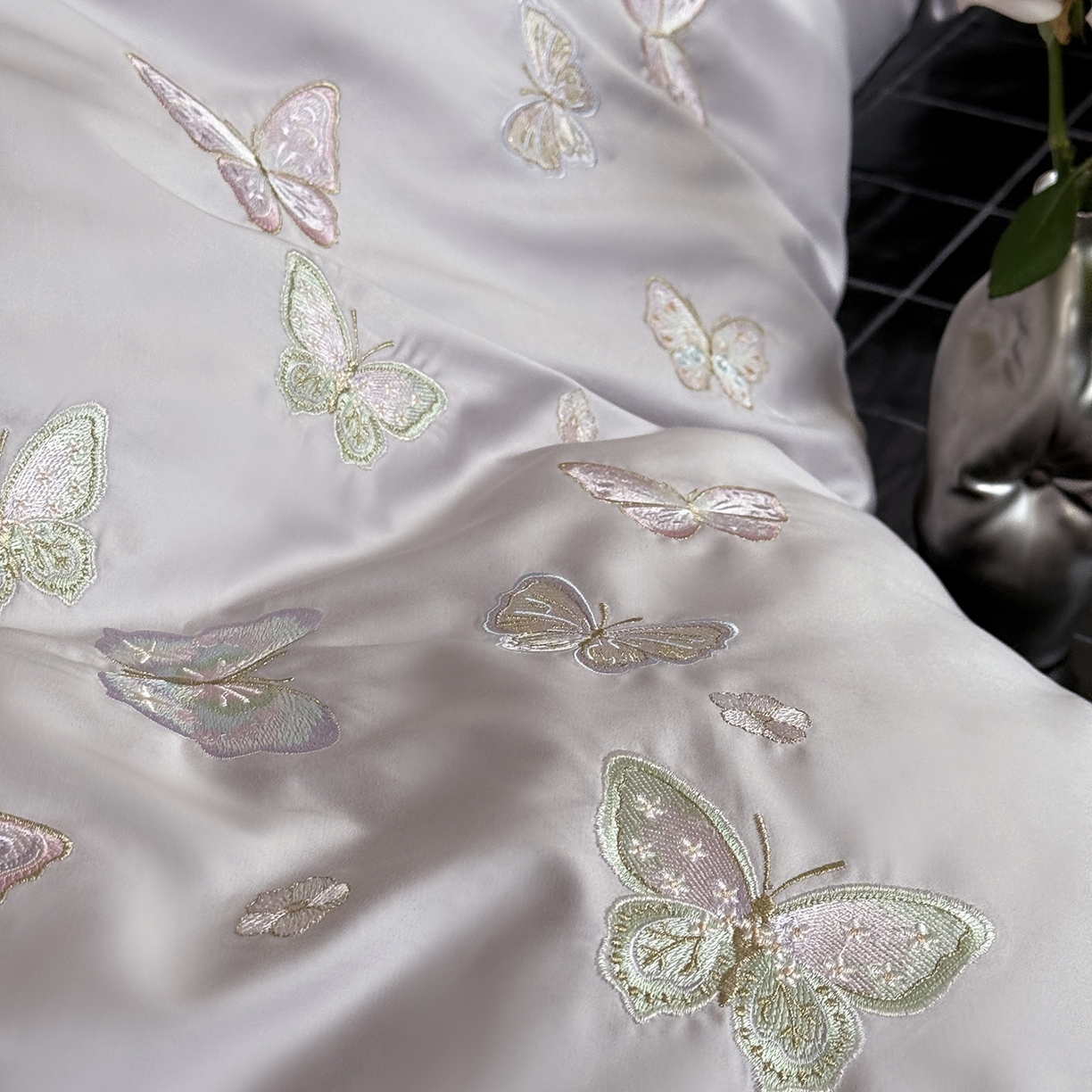 91家纺网 家纺一手货源 找家纺 鹿班家居 2025新款秋冬款100S全棉磨毛精密刺绣系列四件套-温柔浅梦（标准会员-20元） 温柔浅梦-紫色