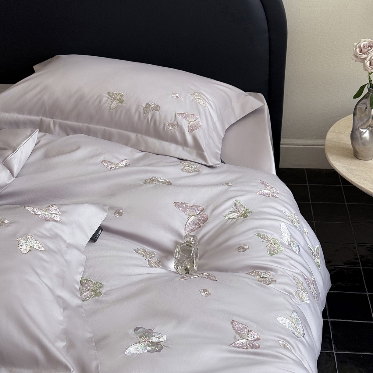 91家纺网 家纺一手货源 找家纺 鹿班家居 2025新款秋冬款100S全棉磨毛精密刺绣系列四件套-温柔浅梦（标准会员-20元） 温柔浅梦-紫色