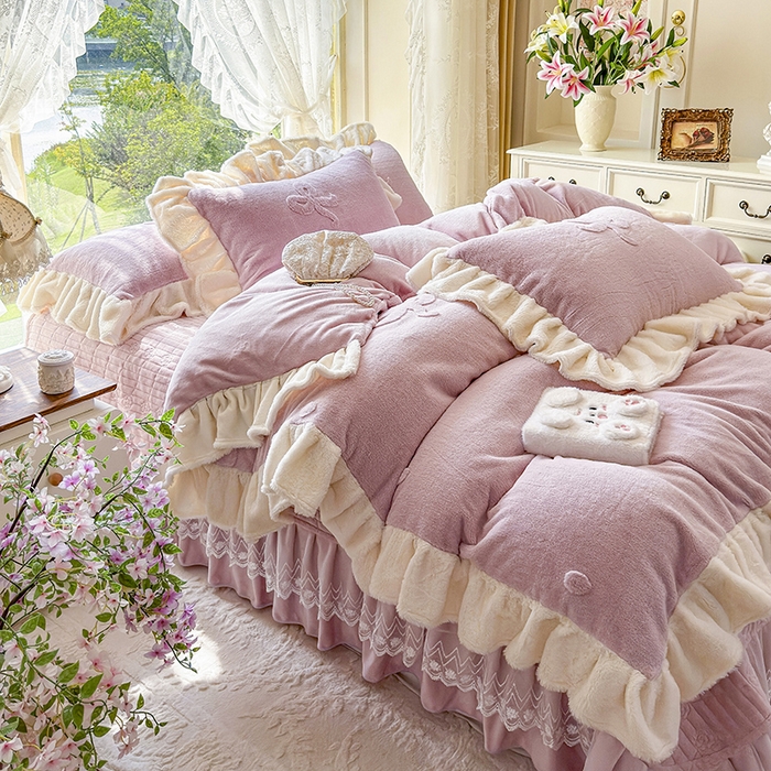 91家纺网 家纺一手货源 找家纺 宜凡家纺 2025新款兔绒提花牛奶绒夹棉床盖四件套 简爱 豆沙紫