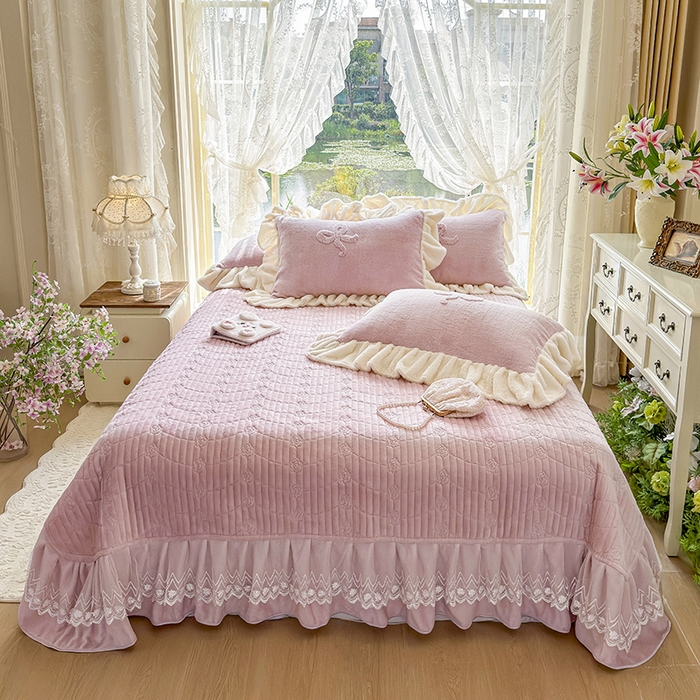 91家纺网 家纺一手货源 找家纺 宜凡家纺 2025新款兔绒提花牛奶绒夹棉床盖四件套 简爱 豆沙紫