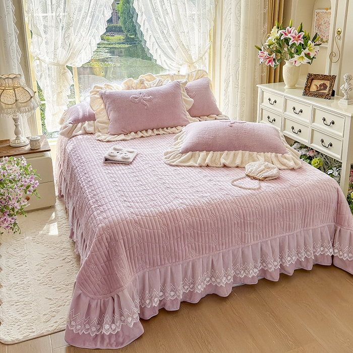 91家纺网 家纺一手货源 找家纺 宜凡家纺 2025新款兔绒提花牛奶绒夹棉床盖四件套 简爱 豆沙紫