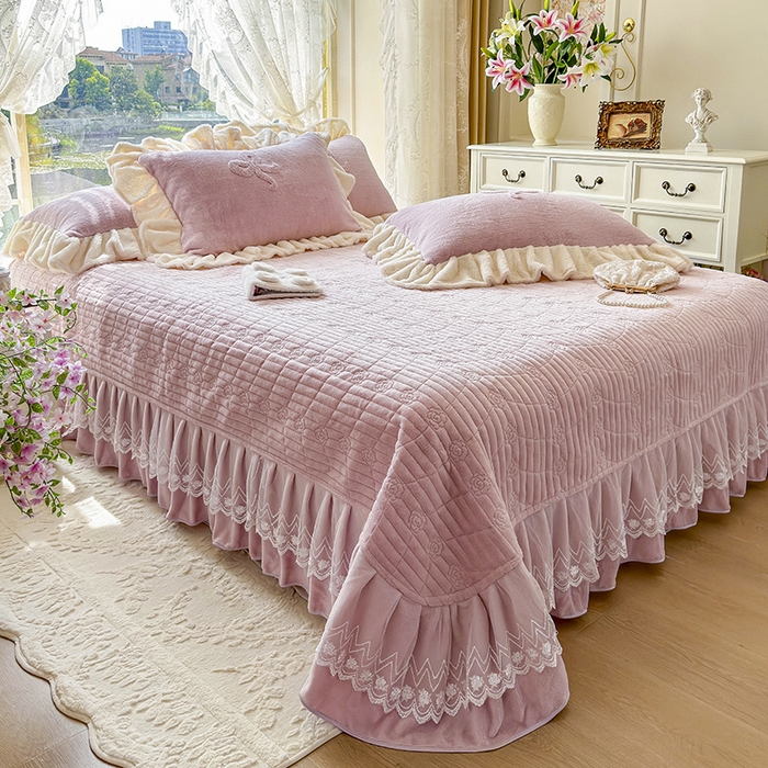 91家纺网 家纺一手货源 找家纺 宜凡家纺 2025新款兔绒提花牛奶绒夹棉床盖四件套 简爱 豆沙紫