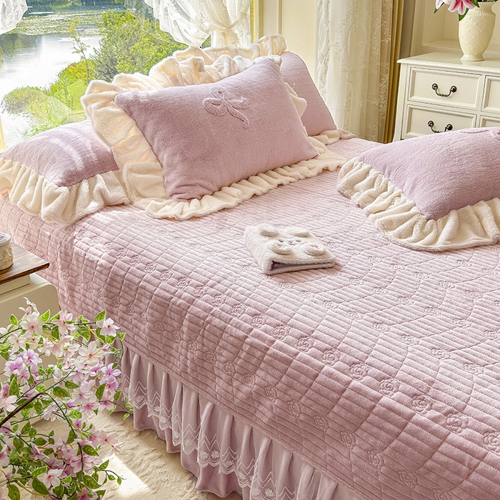 91家纺网 家纺一手货源 找家纺 宜凡家纺 2025新款兔绒提花牛奶绒夹棉床盖四件套 简爱 豆沙紫