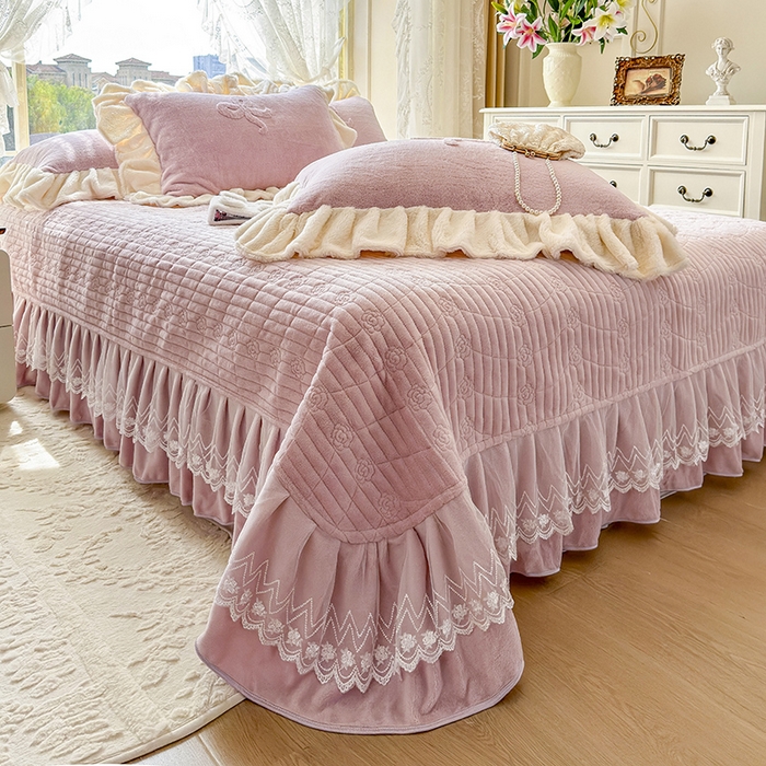 91家纺网 家纺一手货源 找家纺 宜凡家纺 2025新款兔绒提花牛奶绒夹棉床盖四件套 简爱 豆沙紫