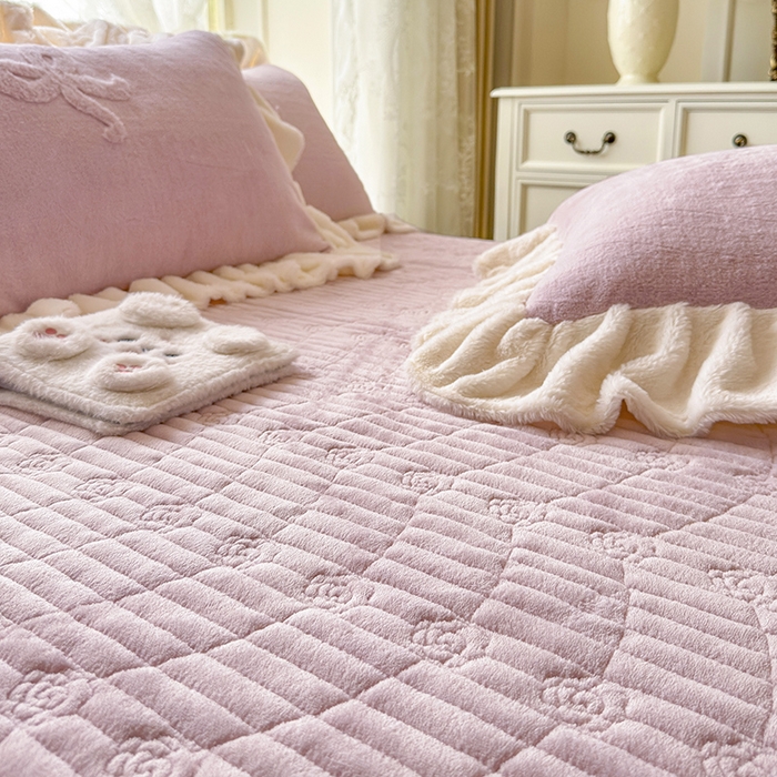 91家纺网 家纺一手货源 找家纺 宜凡家纺 2025新款兔绒提花牛奶绒夹棉床盖四件套 简爱 豆沙紫