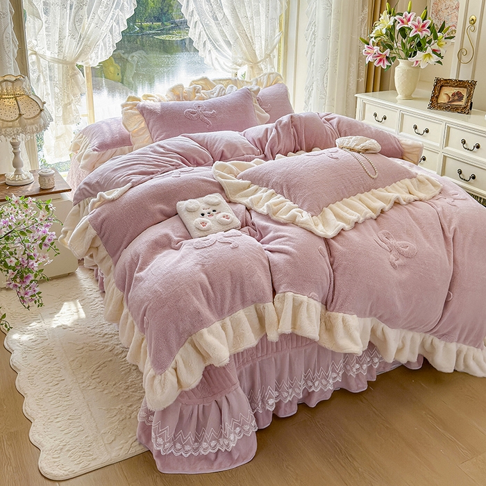 91家纺网 家纺一手货源 找家纺 宜凡家纺 2025新款兔绒提花牛奶绒夹棉床盖四件套 简爱 豆沙紫