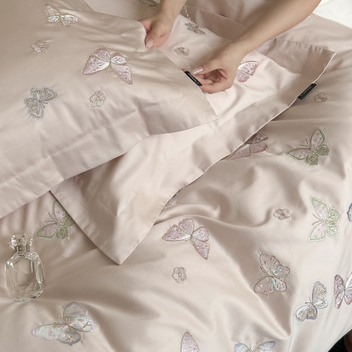 91家纺网 家纺一手货源 找家纺 鹿班家居 2025新款秋冬款100S全棉磨毛精密刺绣系列四件套-温柔浅梦（标准会员-20元） 温柔浅梦-粉色