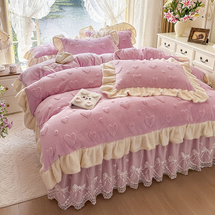91家纺网 家纺一手货源 找家纺 宜凡家纺 2025新款兔绒提花牛奶绒夹棉床裙四件套 爱心 粉紫