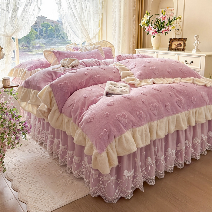 91家纺网 家纺一手货源 找家纺 宜凡家纺 2025新款兔绒提花牛奶绒夹棉床裙四件套 爱心 粉紫