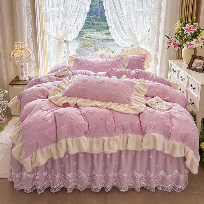 91家纺网 家纺一手货源 找家纺 宜凡家纺 2025新款兔绒提花牛奶绒夹棉床裙四件套 爱心 粉紫