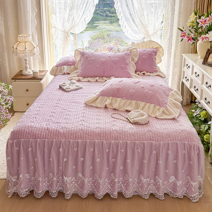 91家纺网 家纺一手货源 找家纺 宜凡家纺 2025新款兔绒提花牛奶绒夹棉床裙四件套 爱心 粉紫