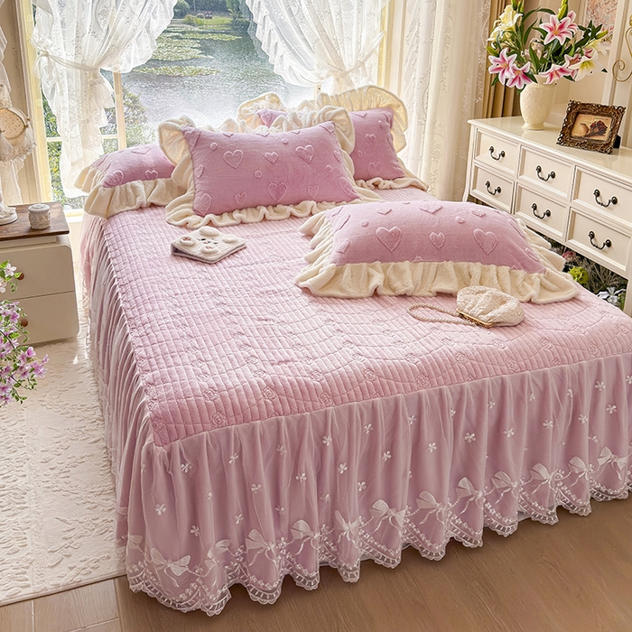 91家纺网 家纺一手货源 找家纺 宜凡家纺 2025新款兔绒提花牛奶绒夹棉床裙四件套 爱心 粉紫