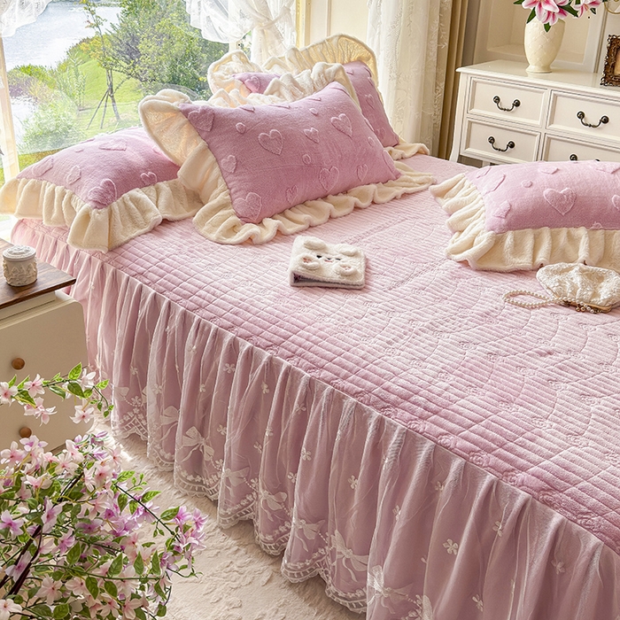 91家纺网 家纺一手货源 找家纺 宜凡家纺 2025新款兔绒提花牛奶绒夹棉床裙四件套 爱心 粉紫