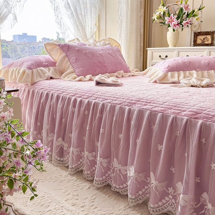 91家纺网 家纺一手货源 找家纺 宜凡家纺 2025新款兔绒提花牛奶绒夹棉床裙四件套 爱心 粉紫