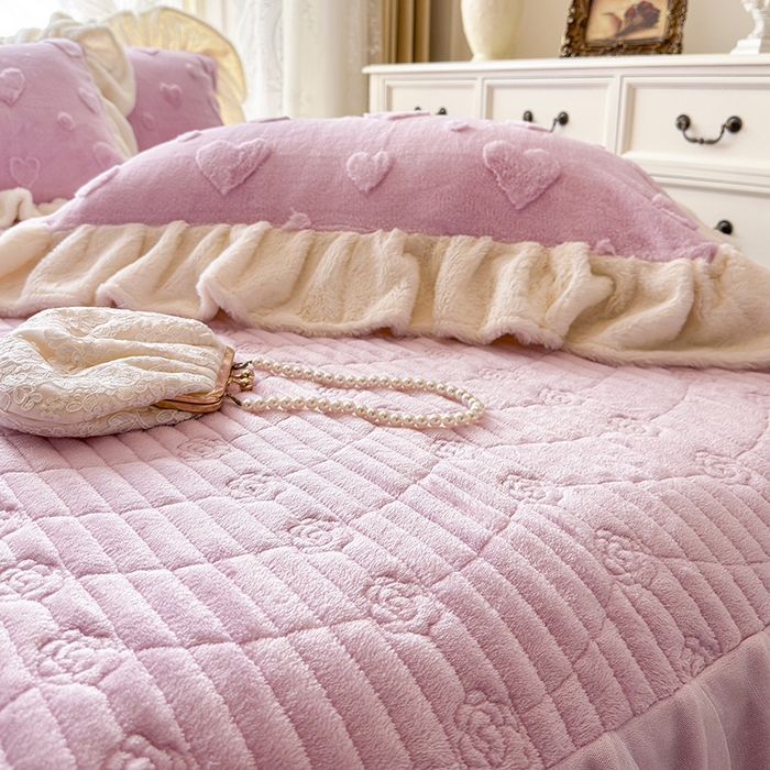 91家纺网 家纺一手货源 找家纺 宜凡家纺 2025新款兔绒提花牛奶绒夹棉床裙四件套 爱心 粉紫