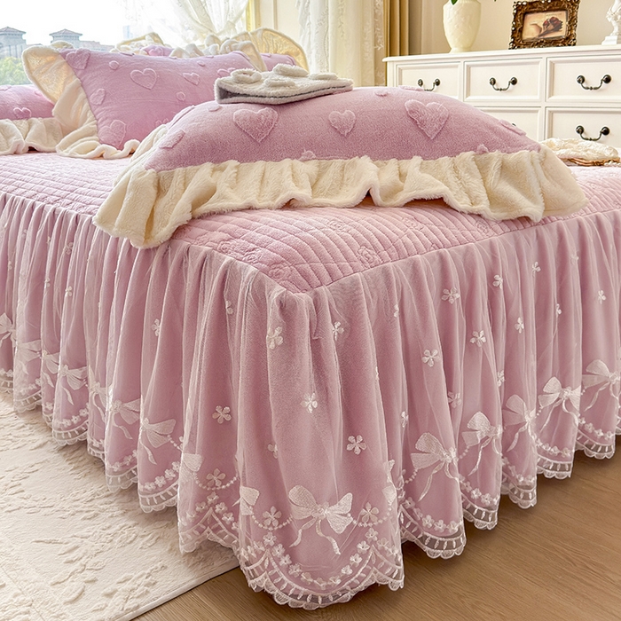 91家纺网 家纺一手货源 找家纺 宜凡家纺 2025新款兔绒提花牛奶绒夹棉床裙四件套 爱心 粉紫