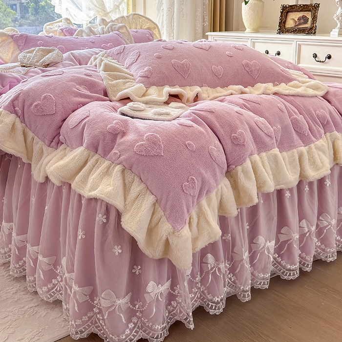 91家纺网 家纺一手货源 找家纺 宜凡家纺 2025新款兔绒提花牛奶绒夹棉床裙四件套 爱心 粉紫