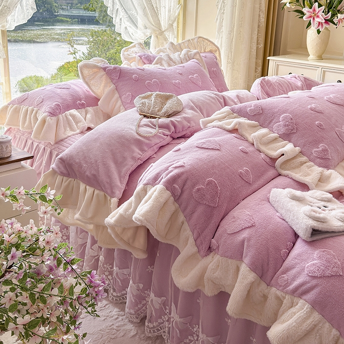 91家纺网 家纺一手货源 找家纺 宜凡家纺 2025新款兔绒提花牛奶绒夹棉床裙四件套 爱心 粉紫