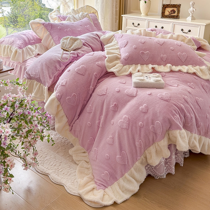 91家纺网 家纺一手货源 找家纺 宜凡家纺 2025新款兔绒提花牛奶绒夹棉床裙四件套 爱心 粉紫