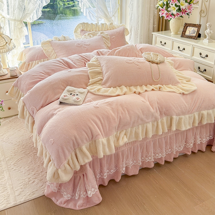 91家纺网 家纺一手货源 找家纺 宜凡家纺 2025新款兔绒提花牛奶绒夹棉床盖四件套 简爱 玉色