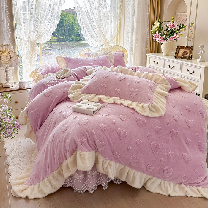 91家纺网 家纺一手货源 找家纺 宜凡家纺 2025新款兔绒提花牛奶绒夹棉床裙四件套 爱心 粉紫