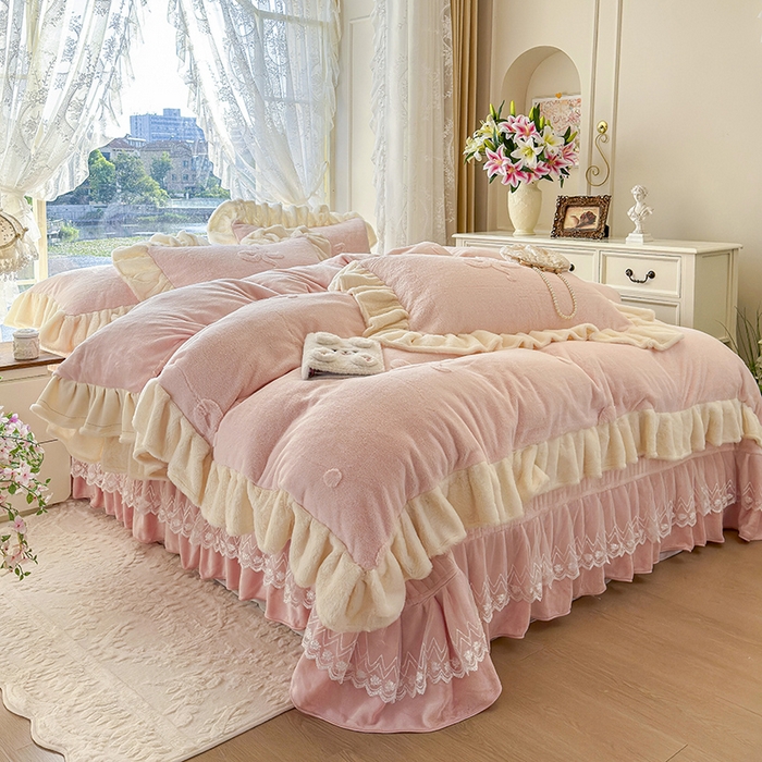 91家纺网 家纺一手货源 找家纺 宜凡家纺 2025新款兔绒提花牛奶绒夹棉床盖四件套 简爱 玉色