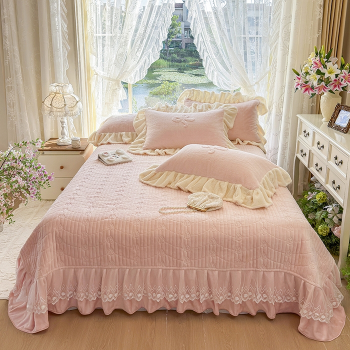 91家纺网 家纺一手货源 找家纺 宜凡家纺 2025新款兔绒提花牛奶绒夹棉床盖四件套 简爱 玉色