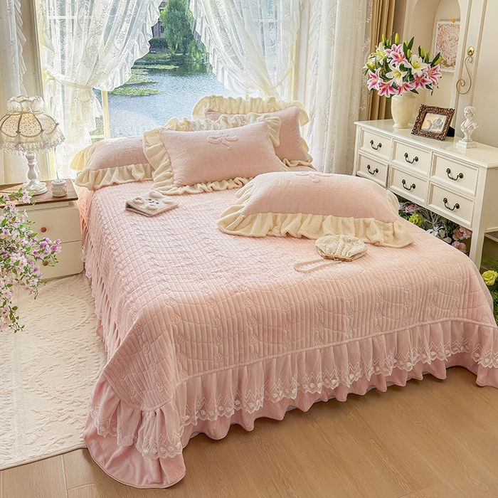 91家纺网 家纺一手货源 找家纺 宜凡家纺 2025新款兔绒提花牛奶绒夹棉床盖四件套 简爱 玉色