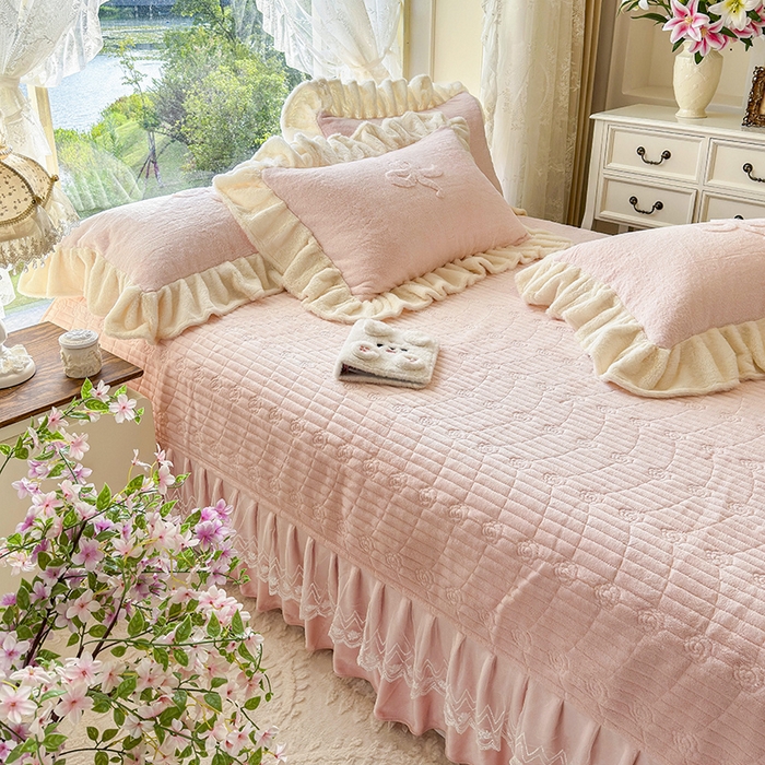 91家纺网 家纺一手货源 找家纺 宜凡家纺 2025新款兔绒提花牛奶绒夹棉床盖四件套 简爱 玉色