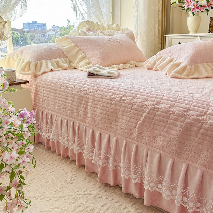 91家纺网 家纺一手货源 找家纺 宜凡家纺 2025新款兔绒提花牛奶绒夹棉床盖四件套 简爱 玉色