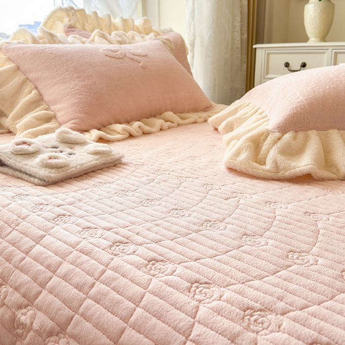 91家纺网 家纺一手货源 找家纺 宜凡家纺 2025新款兔绒提花牛奶绒夹棉床盖四件套 简爱 玉色