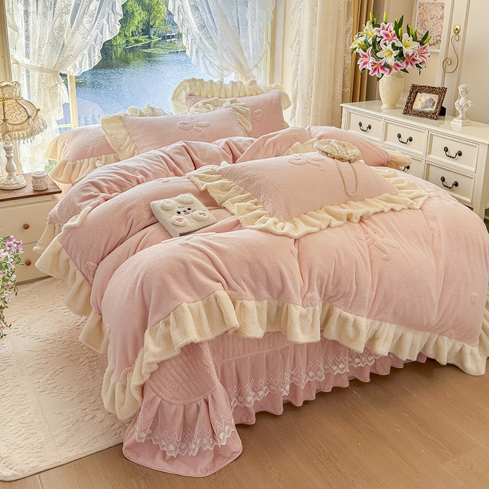 91家纺网 家纺一手货源 找家纺 宜凡家纺 2025新款兔绒提花牛奶绒夹棉床盖四件套 简爱 玉色